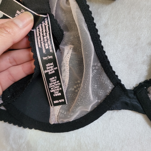 🍒NWOT🍒 VS VERY SEXY UNLINED PLUNGE BRA 32D - Picture 6 of 6